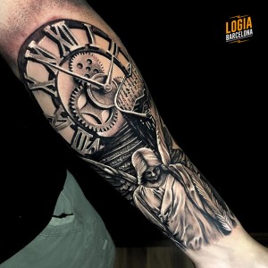 tatuaje_brazo_angel_reloj_realista_logia_barcelona_victor_losni 
